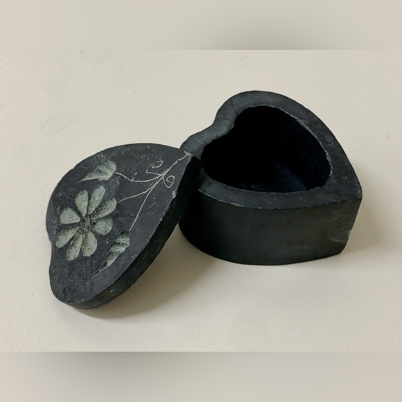 Vtg Hand Carved Soapstone Engraved Heart Shaped Lidded Relief Trinket Box - Picture 3 of 16
